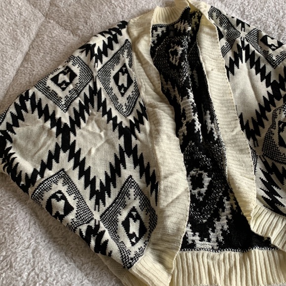 Patterned shawl - Picture 2 of 3